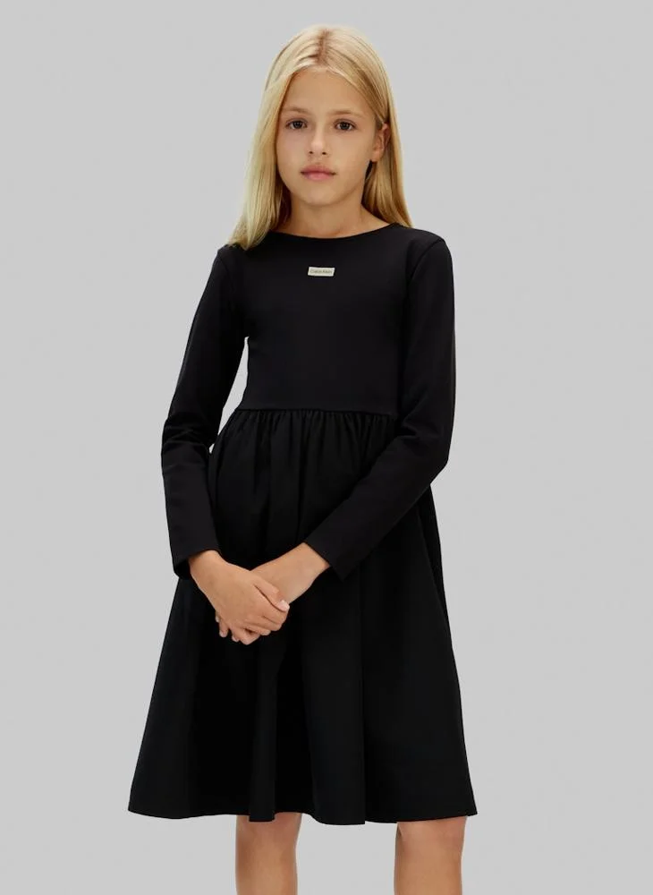 كالفن كلاين جينز فستان قصير بتصميم شعار الشباب