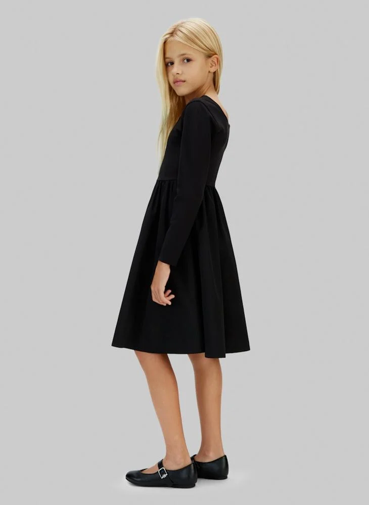 كالفن كلاين جينز فستان قصير بتصميم شعار الشباب