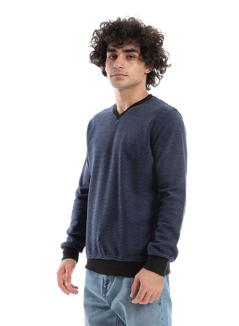 سيزار سويت شيرت رجالي مقلم برقبة علي شكل سبعة - Image 2