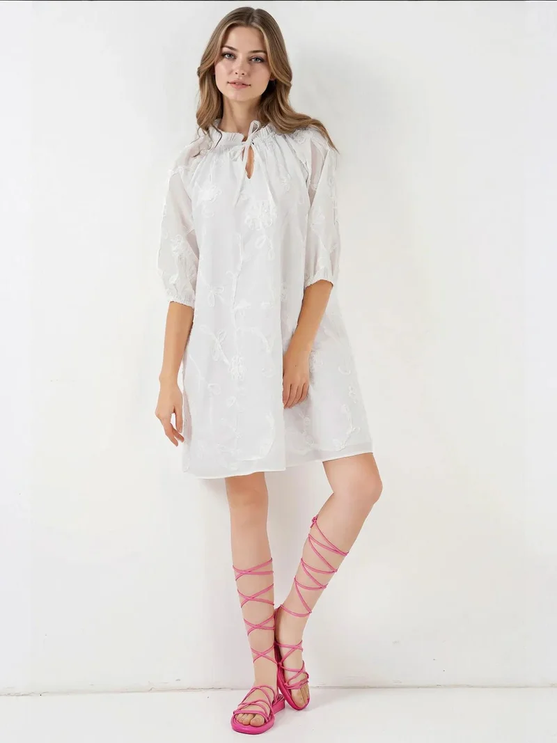 بيغ دارت فستان قصير مطرز بالدانتيل مع رباط