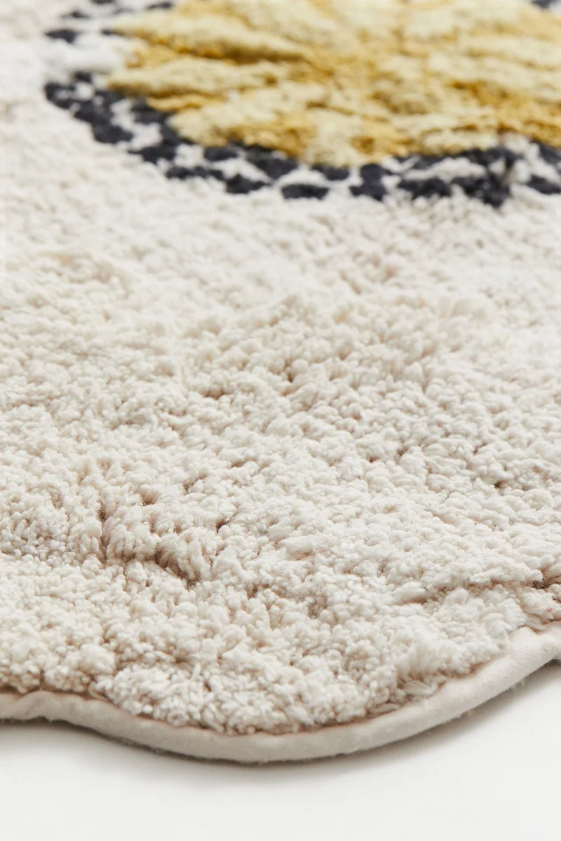 اتش اند ام سجادة حمام بتصميم مزين برسمة زهرة