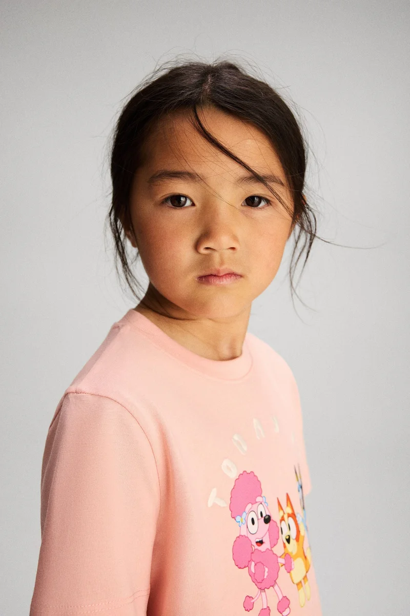 اتش اند ام تي-شيرت قطني بطبعة