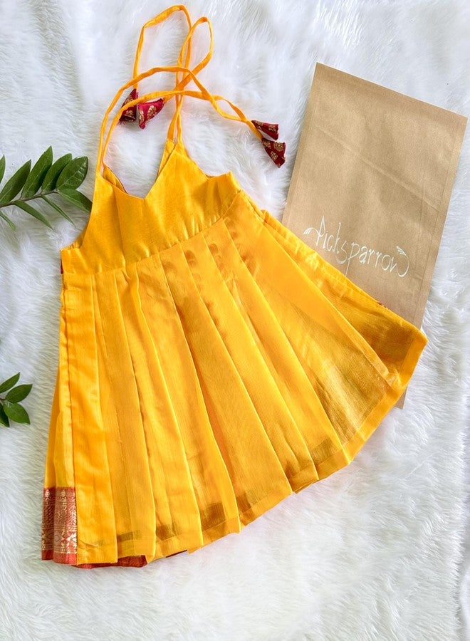 Picksparrow فستان حريري قطني حريري بطول الركبة من بيكسبارو للفتيات الصغيرات / فستان ديوالي / ملابس عرقية / ملابس هندية احتفالية (بروكار) (0-6 أشهر، أحمر-أصفر) - Image 3