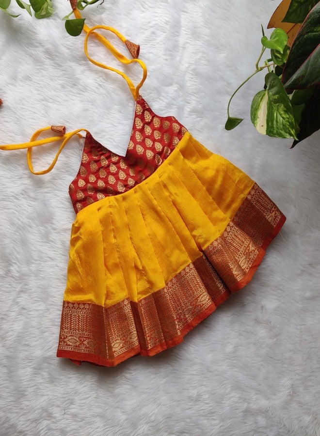 Picksparrow فستان حريري قطني حريري بطول الركبة من بيكسبارو للفتيات الصغيرات / فستان ديوالي / ملابس عرقية / ملابس هندية احتفالية (بروكار) (0-6 أشهر، أحمر-أصفر) - Image 4