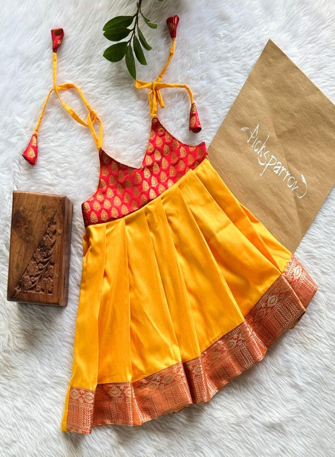 Picksparrow فستان حريري قطني حريري بطول الركبة من بيكسبارو للفتيات الصغيرات / فستان ديوالي / ملابس عرقية / ملابس هندية احتفالية (بروكار) (0-6 أشهر، أحمر-أصفر) - Image 2