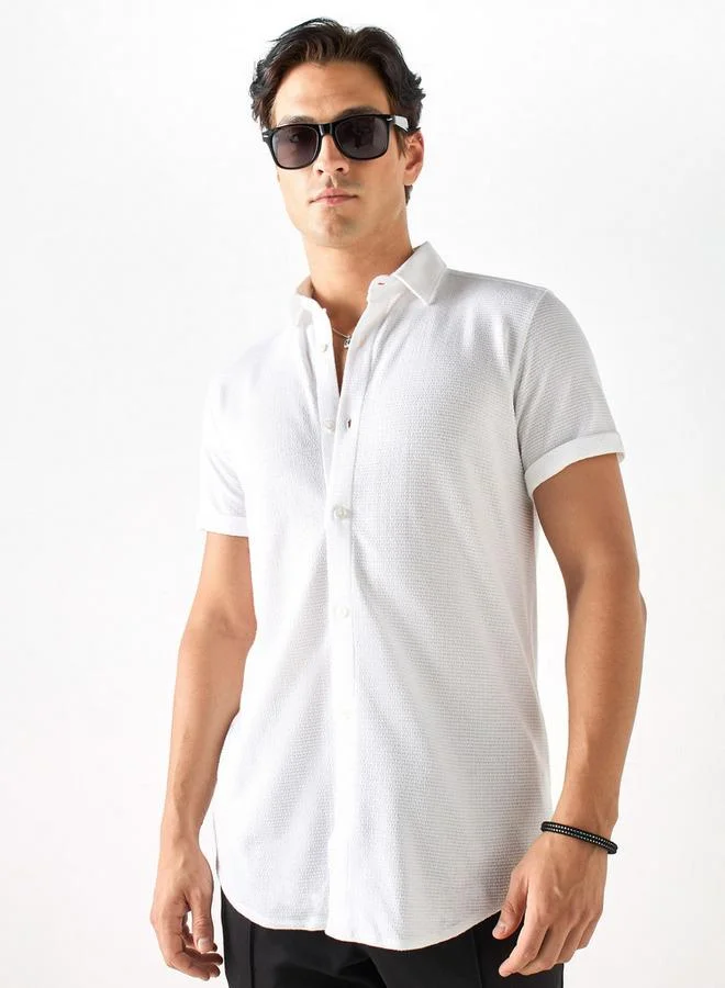 ايكونيك قميص بارز الملمس بياقة عريضة وأكمام قصيرة من آيكونيك