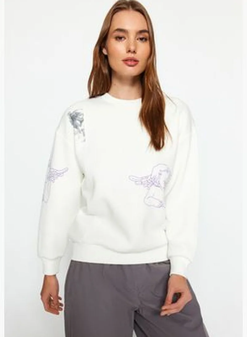 trendyol Regular/Normal fit with an ecru Print Crew Neck Knitted Sweatshirt with Fleece Fleece interior TWOAW24SW00292.