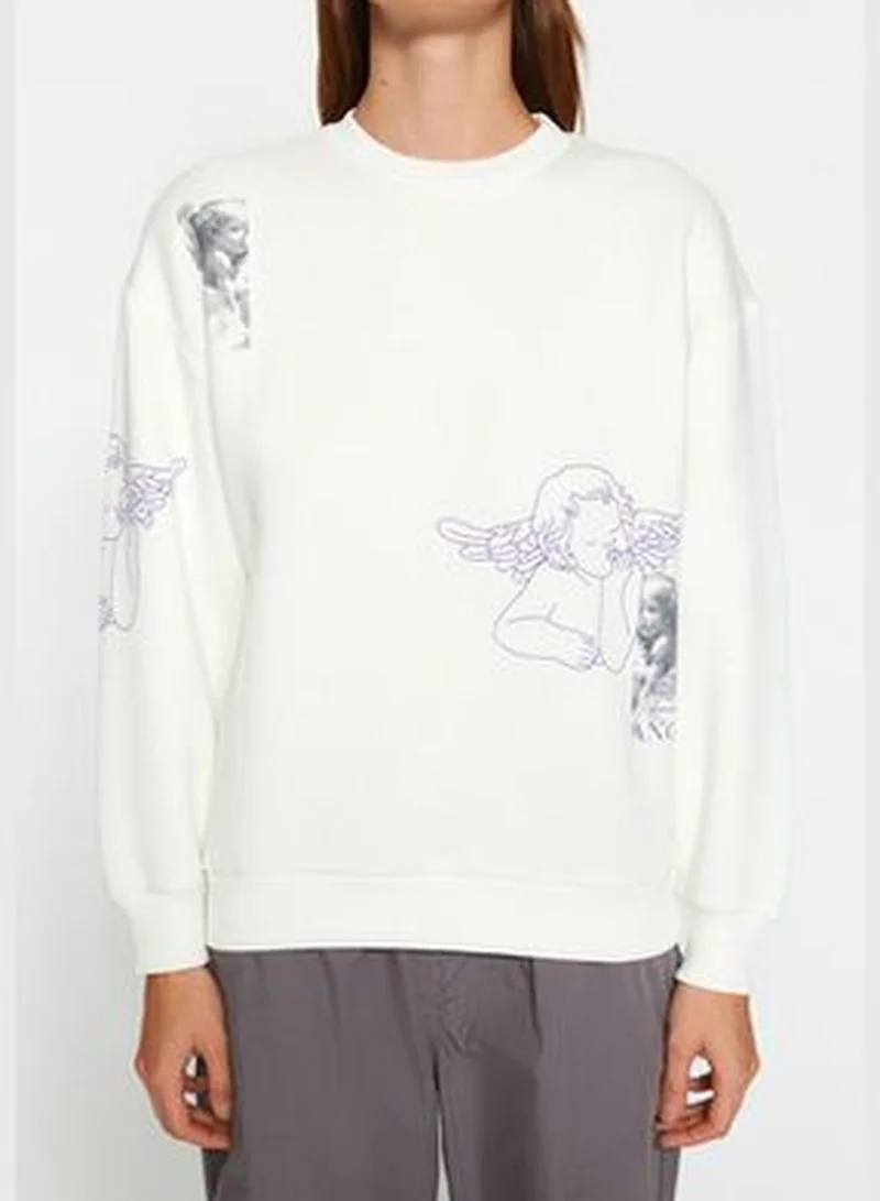 trendyol Regular/Normal fit with an ecru Print Crew Neck Knitted Sweatshirt with Fleece Fleece interior TWOAW24SW00292.
