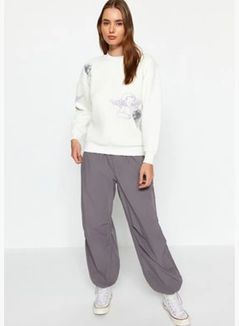trendyol Regular/Normal fit with an ecru Print Crew Neck Knitted Sweatshirt with Fleece Fleece interior TWOAW24SW00292.