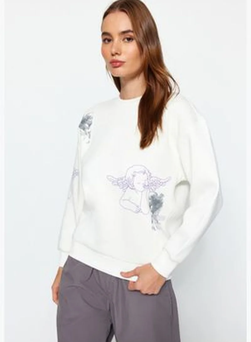 trendyol Regular/Normal fit with an ecru Print Crew Neck Knitted Sweatshirt with Fleece Fleece interior TWOAW24SW00292.