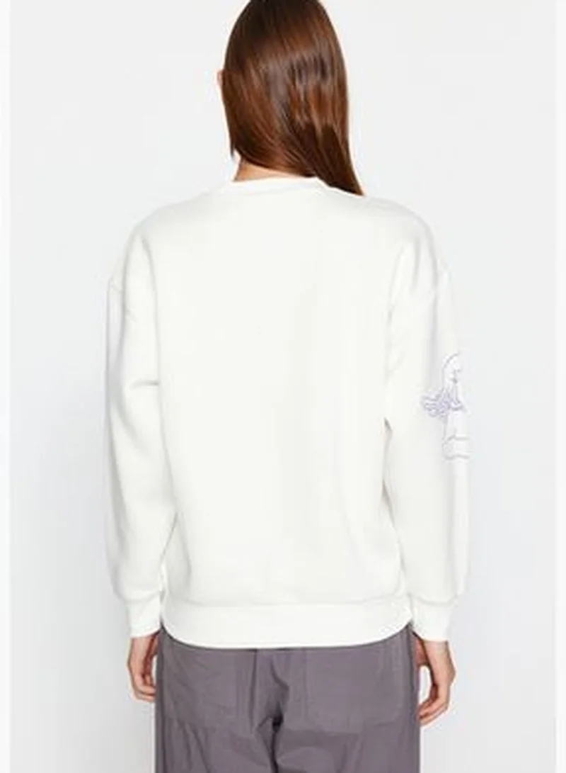 trendyol Regular/Normal fit with an ecru Print Crew Neck Knitted Sweatshirt with Fleece Fleece interior TWOAW24SW00292.