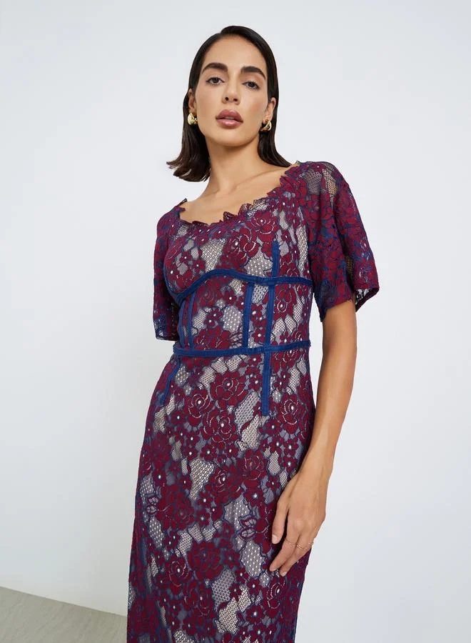 ستايلي فستان طويل بقصة ضيقة بتفاصيل دانتيل بالكامل