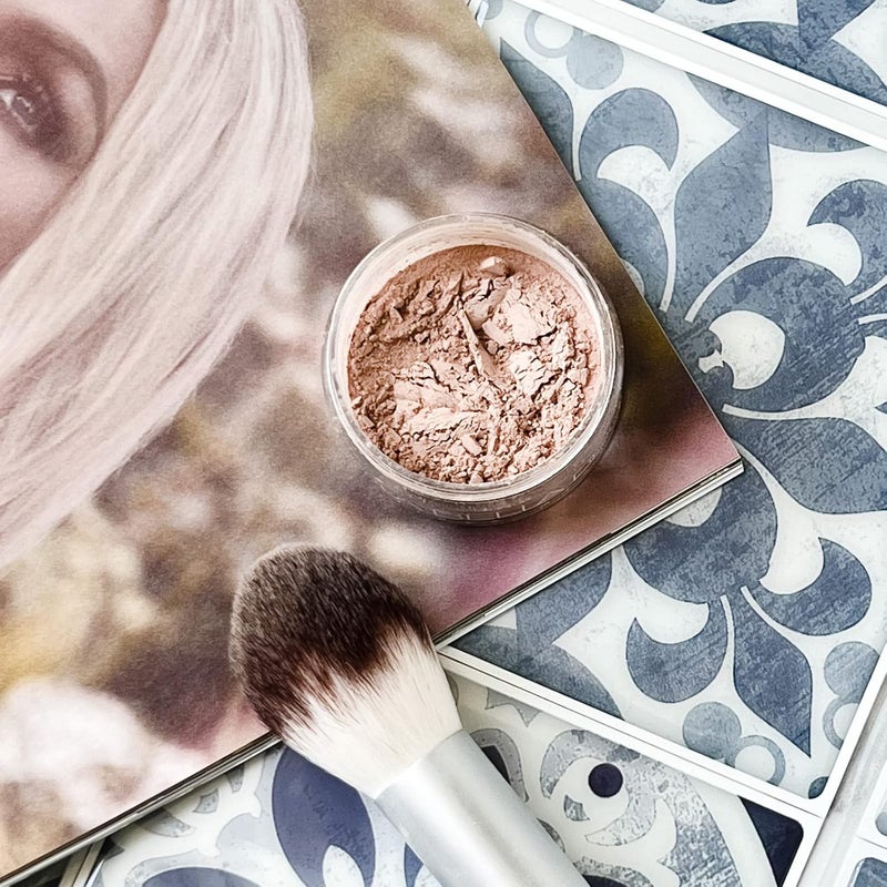 La Bella Donna Loose Mineral Foundation SPF 50 - Marta Shade, 10g - Image 5