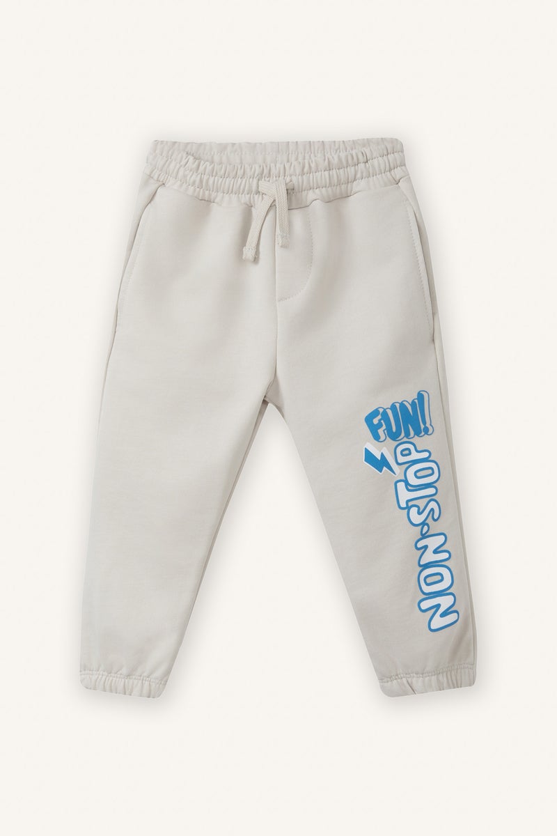 ديفاكتو بنطلون بيبي اولادي باجي فيت بطبعة شعار - Image 1