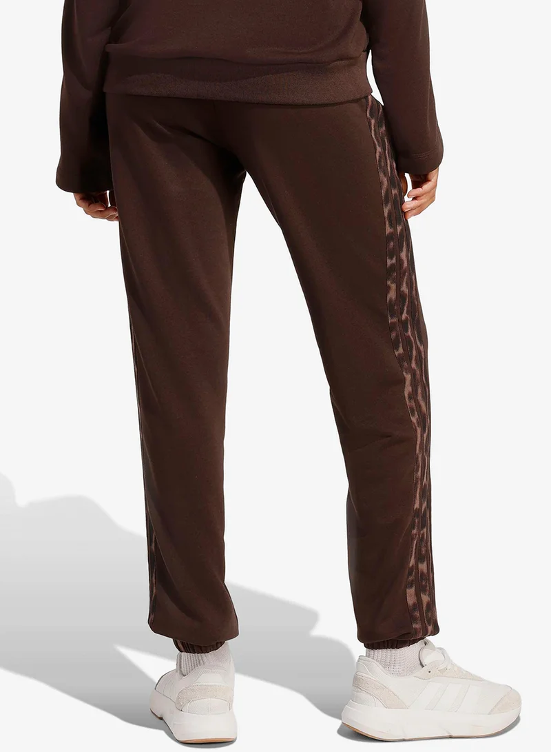 اديداس بنطلون رياضي بطبعة جلد الفهد أساسي للموسم مع خطوط بثلاثة خطوط