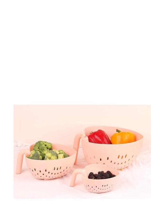 Set of 3 vegetable and fruit strainers, made of plastic in different sizes. Multi-purpose kitchen strainers designed in a heart and hand shape for easy handling and use.