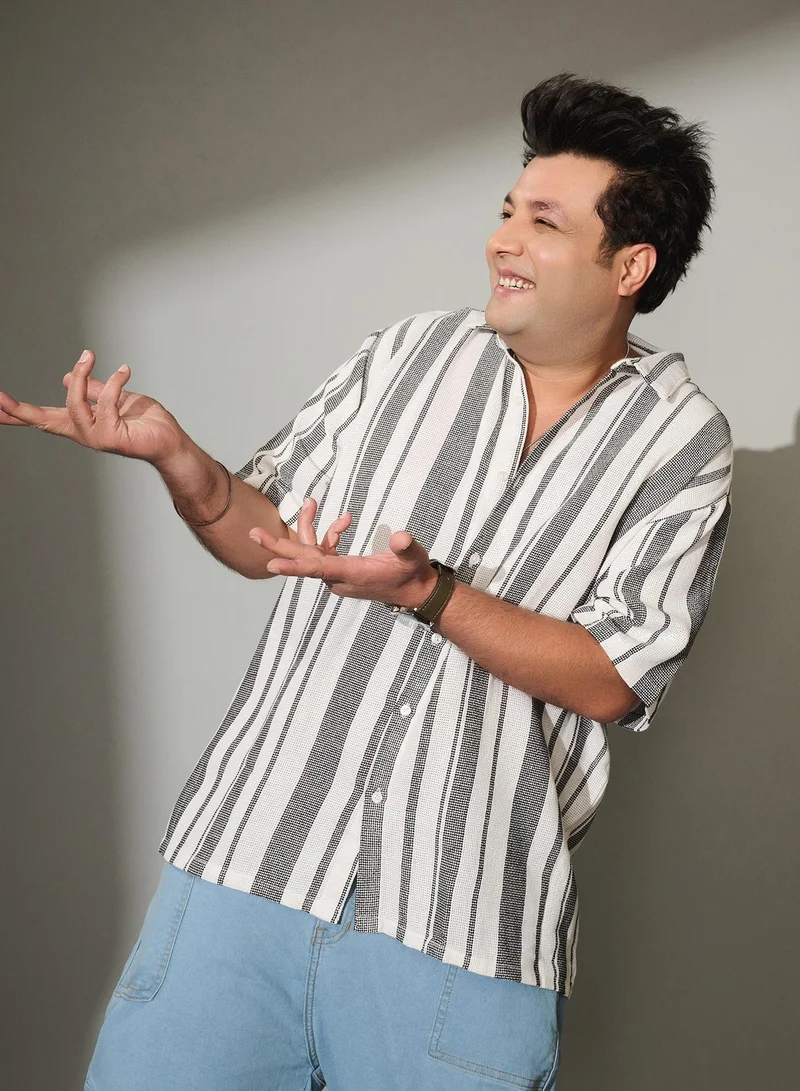 انستافاب بلس قميص رجالي منقوش غير متوازن مقاس بلس رمادي وأبيض بأزرار وياقة ممتدة وأكمام قصيرة مريحة للارتداء اليومي