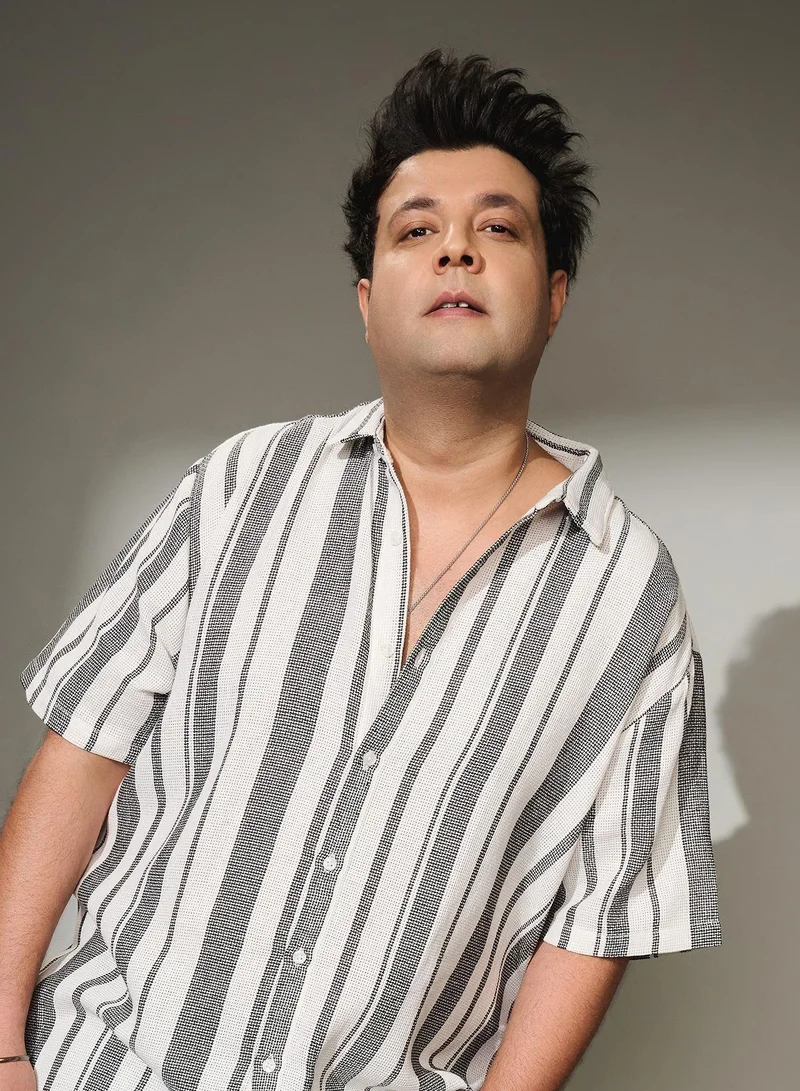 انستافاب بلس قميص رجالي منقوش غير متوازن مقاس بلس رمادي وأبيض بأزرار وياقة ممتدة وأكمام قصيرة مريحة للارتداء اليومي