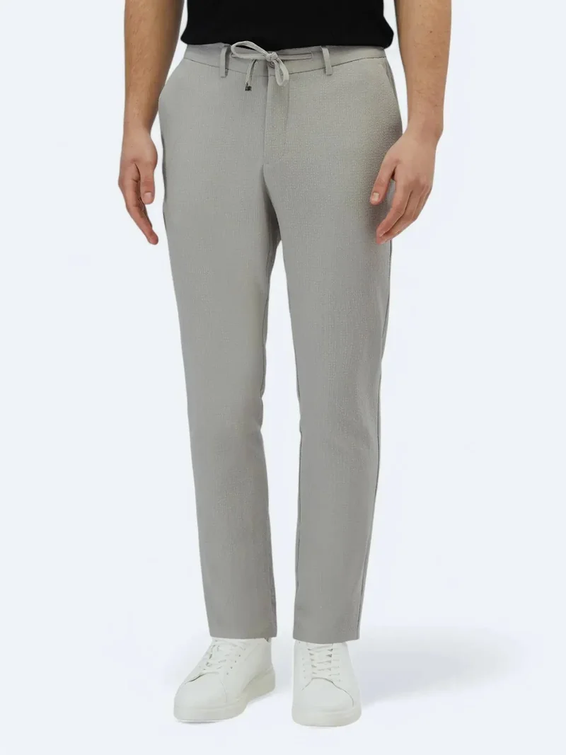 كيب بنطال رياضي رمادي فاتح محبوك بقصة مريحة