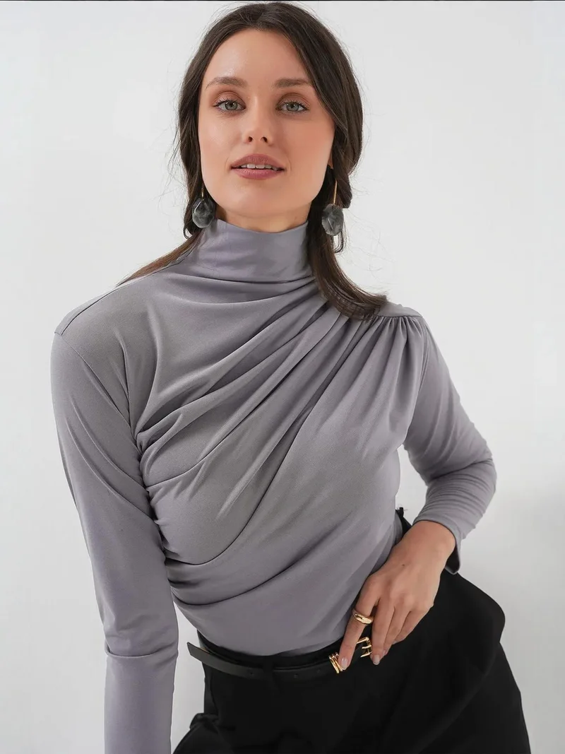 بيغ دارت بلوزة بياقة مدورة ضيقة بتفاصيل درابيه