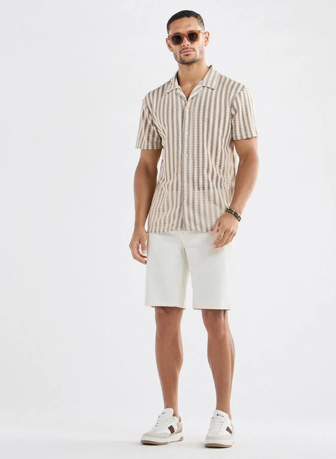 سبلاش فيڤ قميص بارز الملمس بقياس عادي وياقة كامب وأكمام قصيرة