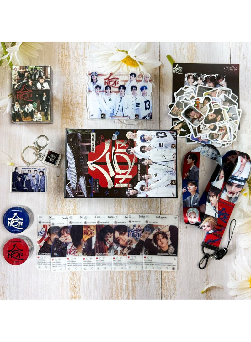 لغة ألبوم Stray Kids الجديد 合(HOP) Gift Box يشمل بطاقات لومو، سلاسل مفاتيح، أشرطة مفكرة، سلاسل مفاتيح، حبال تعريف، مجسمات، وملصقات. - Image 4