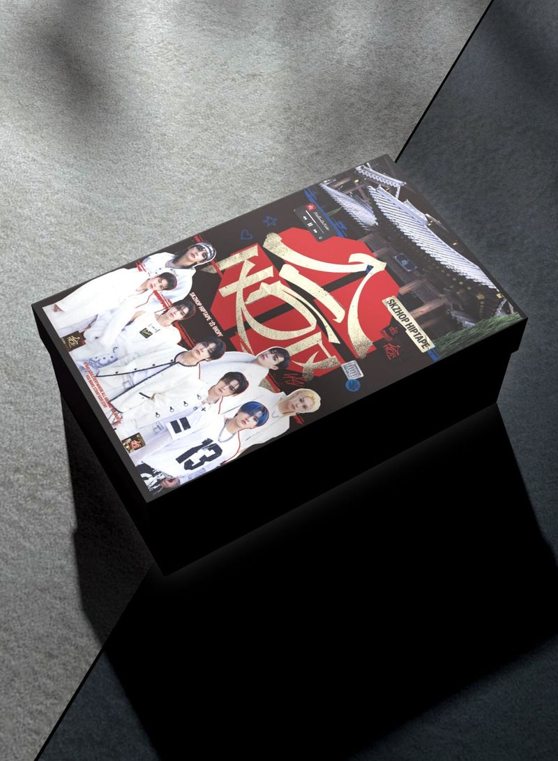 لغة ألبوم Stray Kids الجديد 合(HOP) Gift Box يشمل بطاقات لومو، سلاسل مفاتيح، أشرطة مفكرة، سلاسل مفاتيح، حبال تعريف، مجسمات، وملصقات. - Image 1