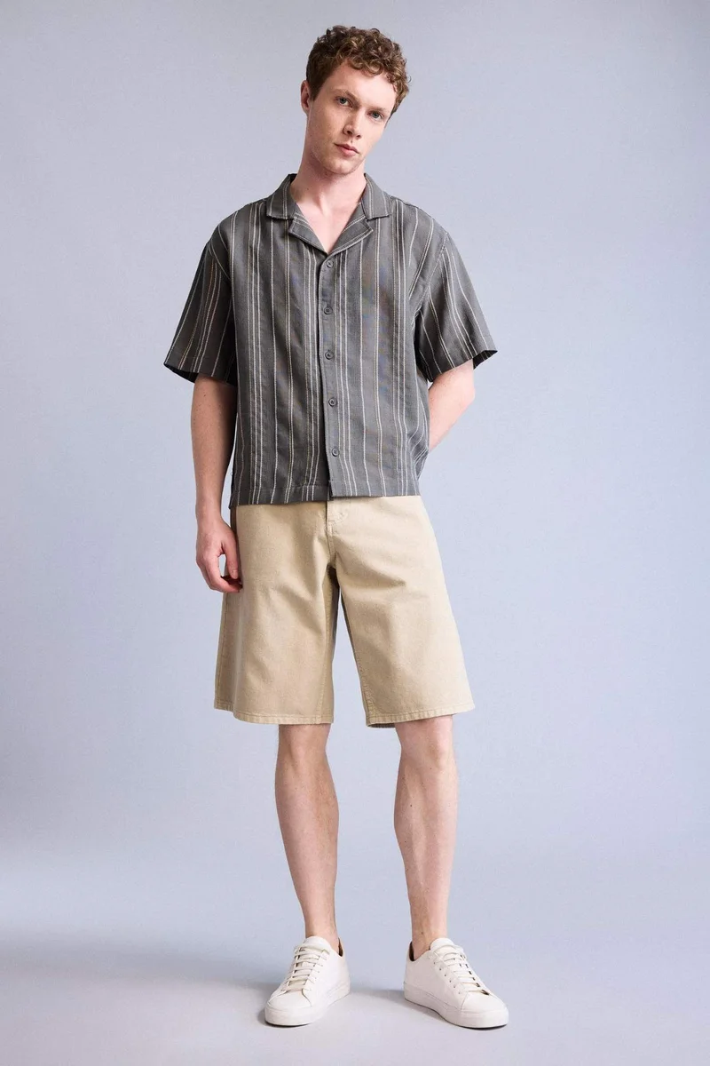 ديفاكتو Boxy Fit Apache Neck Short Sleeve Shirt