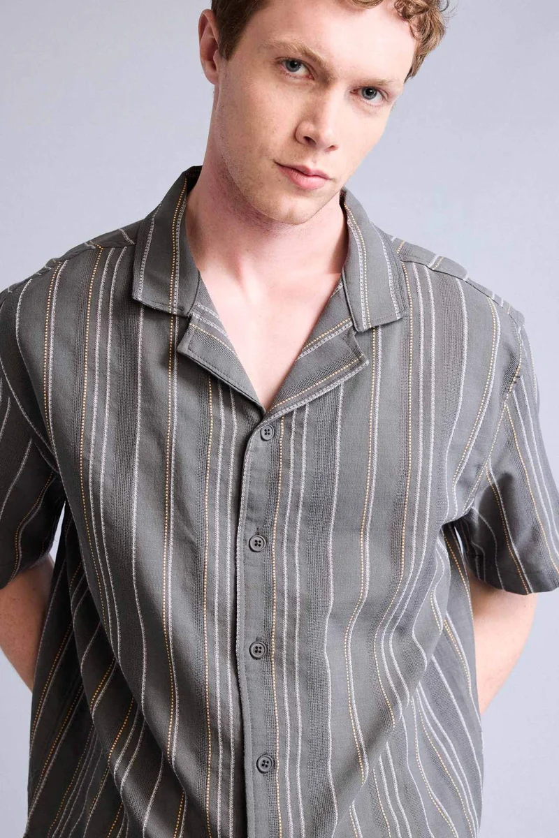 ديفاكتو Boxy Fit Apache Neck Short Sleeve Shirt