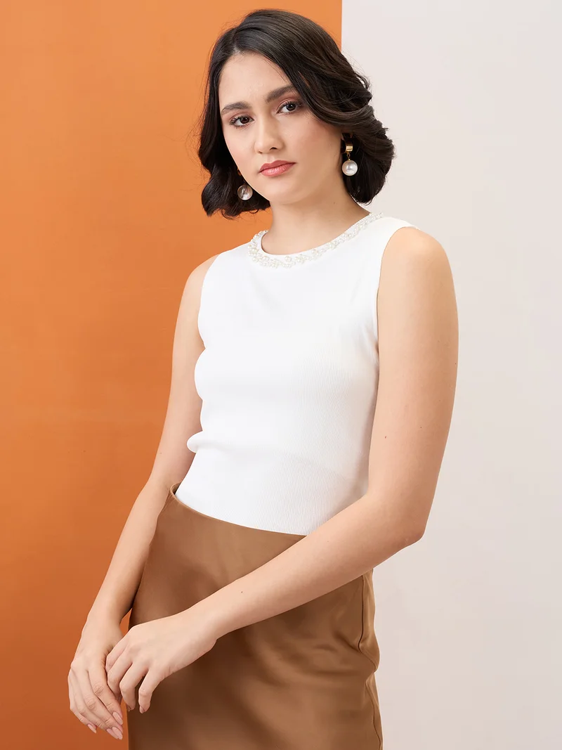 جلو باص بلوزة نسائية بيضاء بياقة مزينة باللؤلؤ ومضلعة