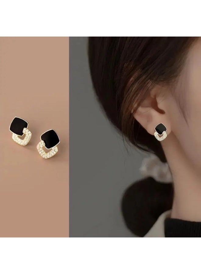 جولاري أقراط كلاسيكية سوداء مرصعة بالزركون - مجوهرات أنيقة من الفولاذ المقاوم للصدأ للنساء والرجال، أقراط بسيطة وأنيقة باللون الأسود مرصعة بأحجار الزركون المتلألئة للارتداء اليومي والمناسبات الخاصة. - Image 1