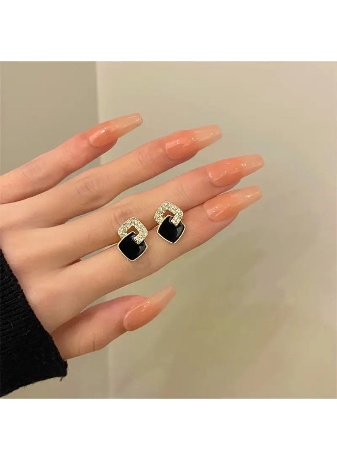 جولاري أقراط كلاسيكية سوداء مرصعة بالزركون - مجوهرات أنيقة من الفولاذ المقاوم للصدأ للنساء والرجال، أقراط بسيطة وأنيقة باللون الأسود مرصعة بأحجار الزركون المتلألئة للارتداء اليومي والمناسبات الخاصة. - Image 2