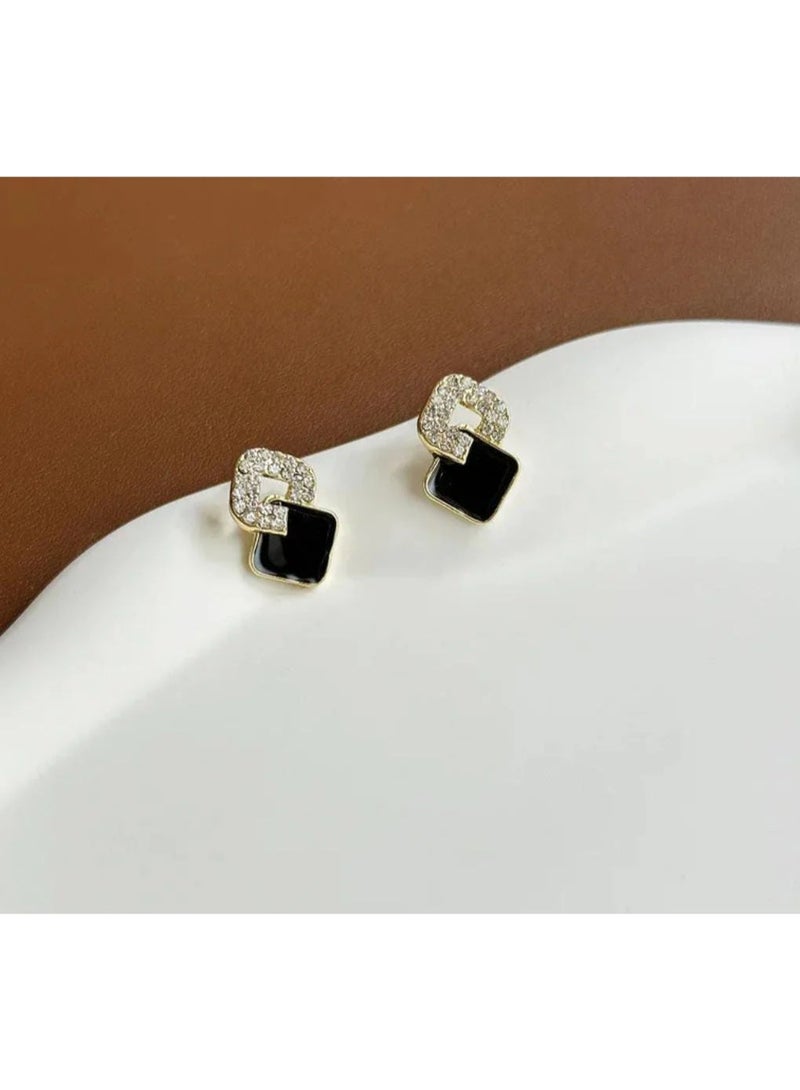 جولاري أقراط كلاسيكية سوداء مرصعة بالزركون - مجوهرات أنيقة من الفولاذ المقاوم للصدأ للنساء والرجال، أقراط بسيطة وأنيقة باللون الأسود مرصعة بأحجار الزركون المتلألئة للارتداء اليومي والمناسبات الخاصة. - Image 4