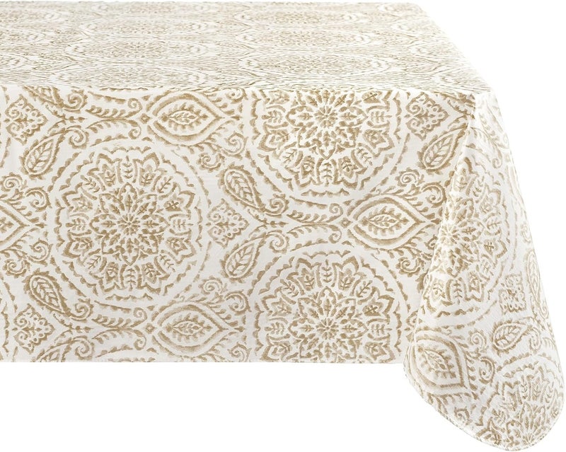 إلرين مناديل المائدة البلاستيكية المقاومة للماء والبقع من ماركة Home Fashions، نمط Savannah Boho Paisley، مصممة للاستخدام داخليًا وخارجيًا، بطبقة خلفية من القطن، مقاس 60×102 بوصة، على شكل مستطيل، بلون بيج. - Image 2