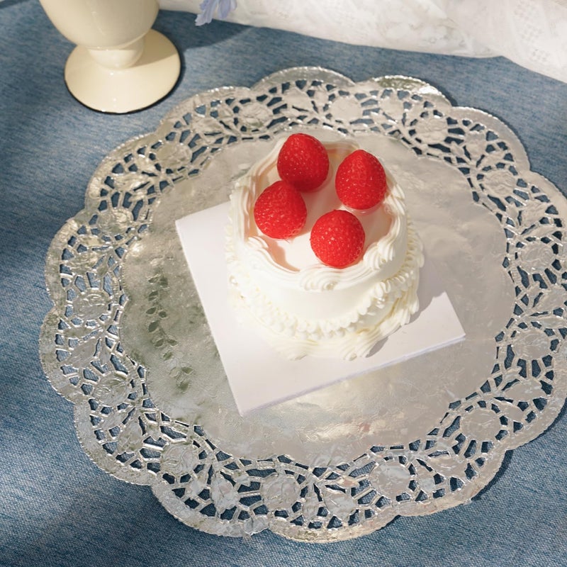 Phantomon 100 Pcs 14 Inch Silver Lace Paper Doilies – Disposable Silver Foil Placemats for Cakes, Dessert Display, Dining Table, Weddings, Birthday Parties - Image 2