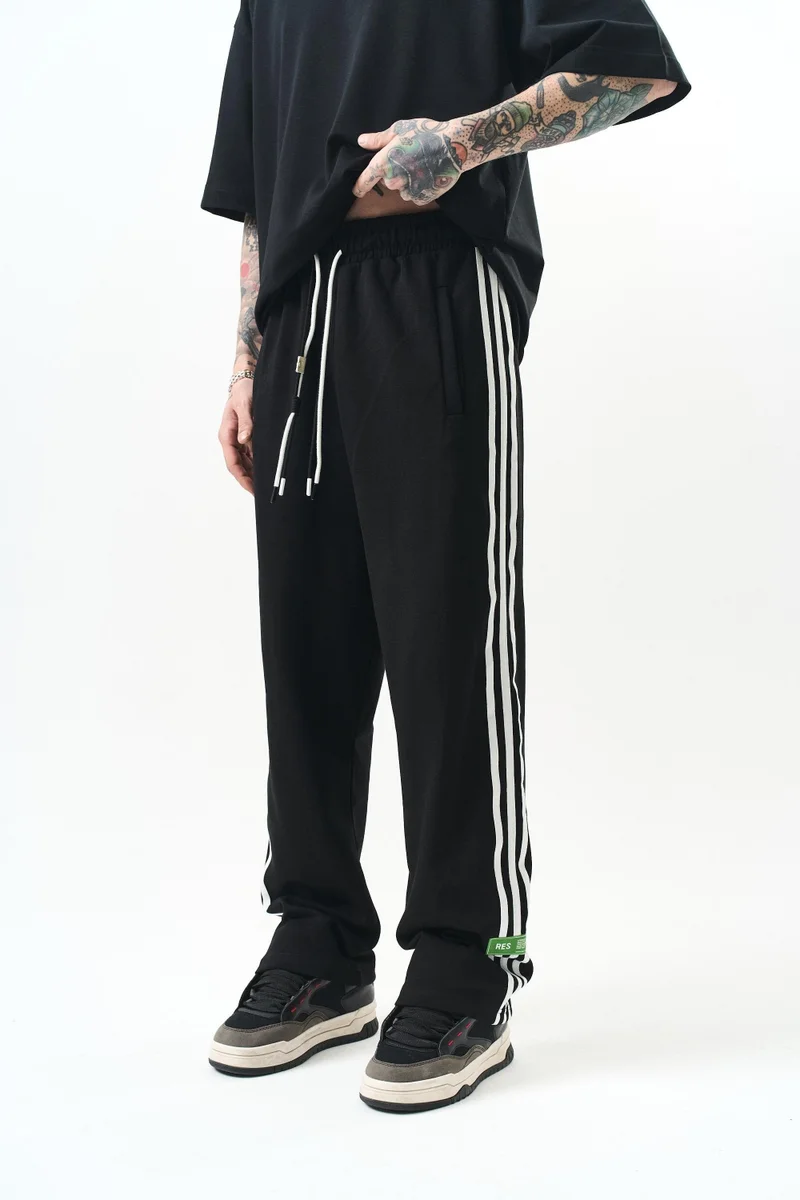 ريسباير بنطلون رياضي رجالي واسع (Baggy) متداخل (Interlock) بتفاصيل 3 خطوط، أسود