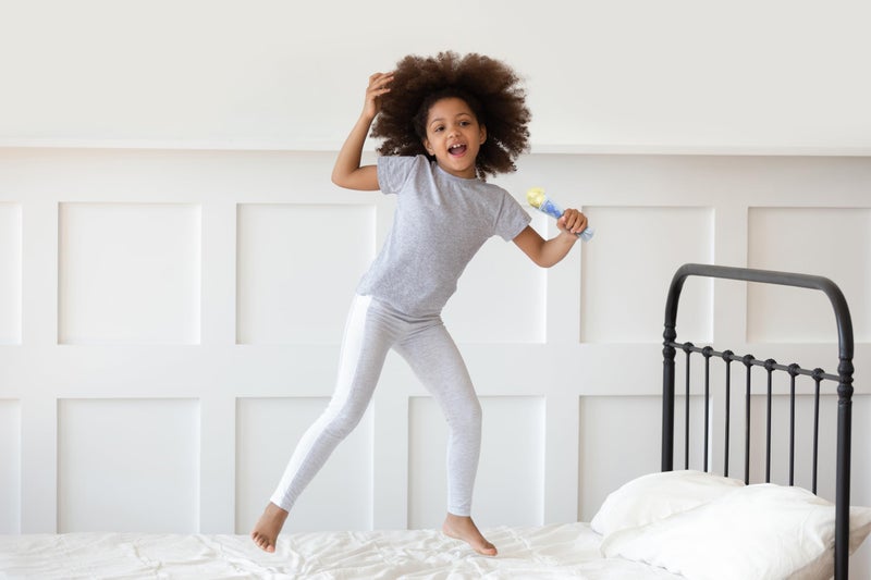 eKids Frozen Sing Along Microphone Toy for Kids with Built-in Music and Flashing Lights, Frozen Toys Make Great Stocking Stuffers for Kids (Frozen 2020) - Image 3