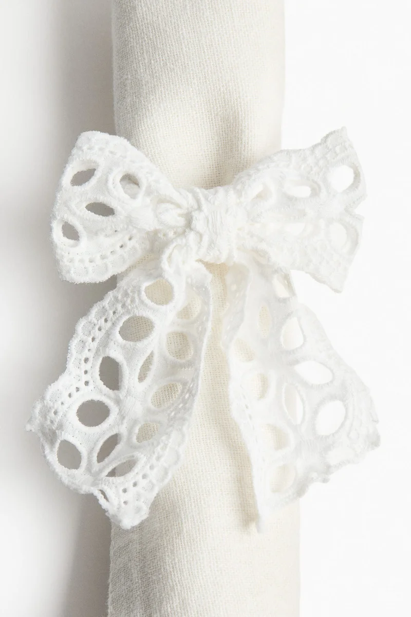 H&M 4-pack broderie anglaise napkin rings