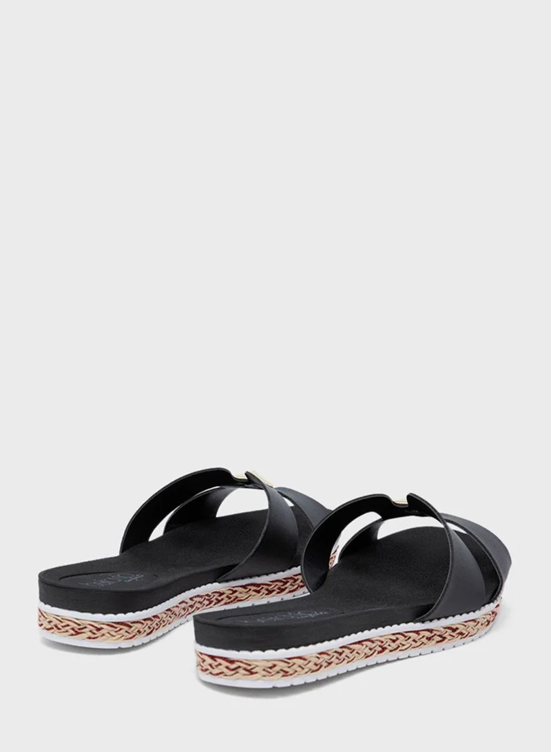 بيرا ريو Gaylonn Flat Sandals