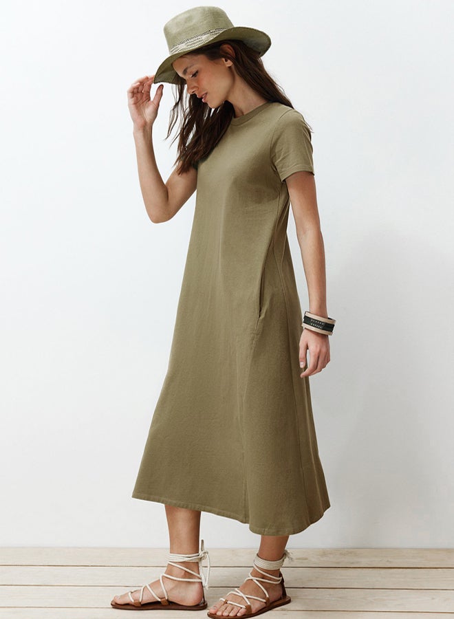 trendyol فستان ميدي محبوك بياقة دائرية منسوج بلون الكاكي مع جيوب مميزة - Image 4