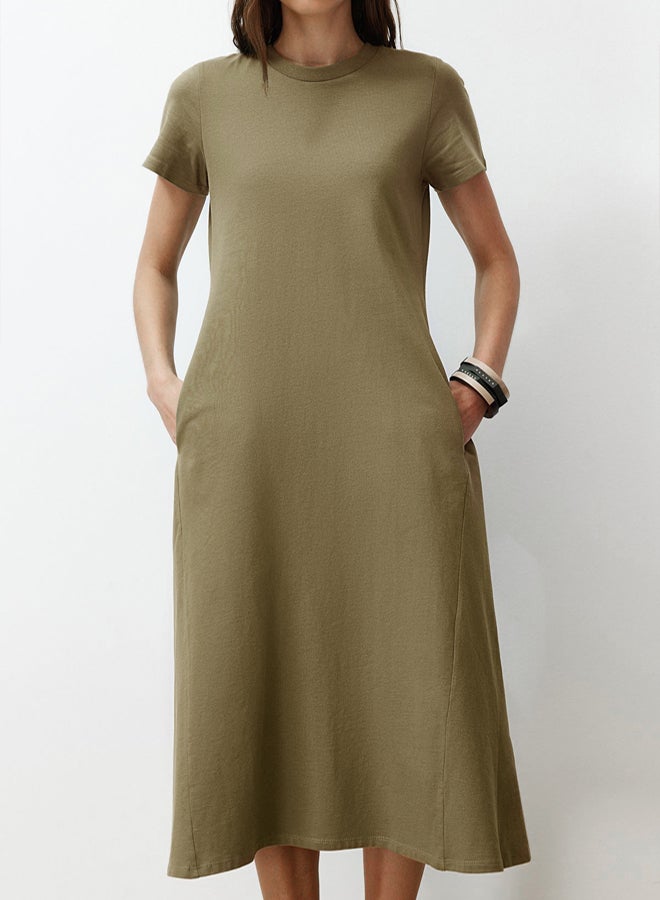 trendyol فستان ميدي محبوك بياقة دائرية منسوج بلون الكاكي مع جيوب مميزة - Image 3