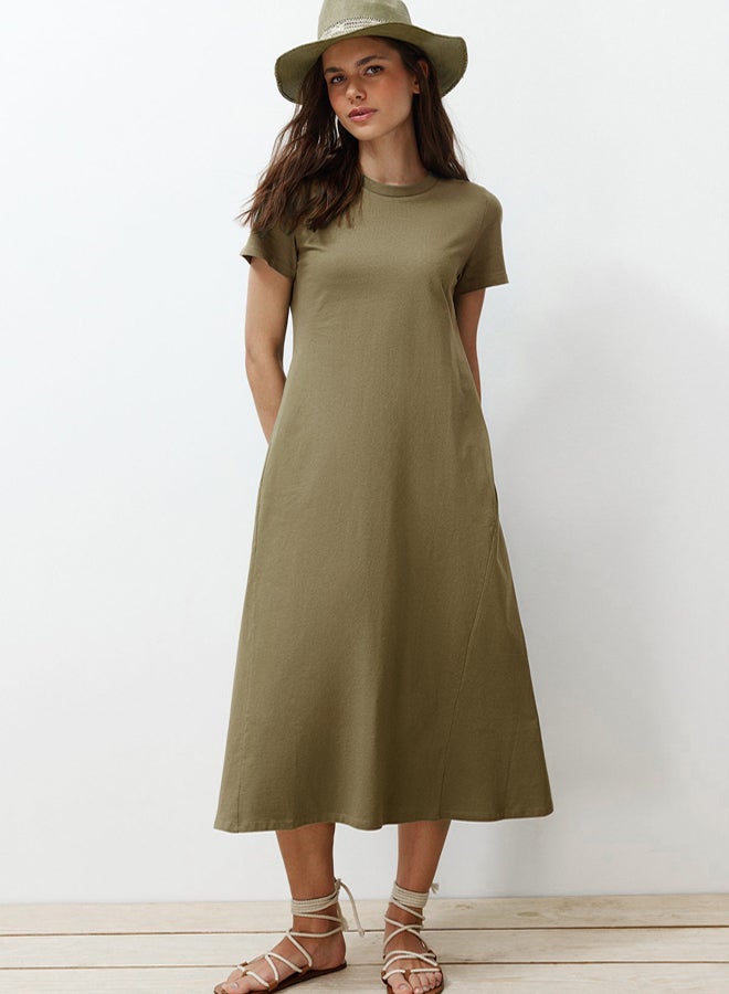 trendyol فستان ميدي محبوك بياقة دائرية منسوج بلون الكاكي مع جيوب مميزة - Image 2