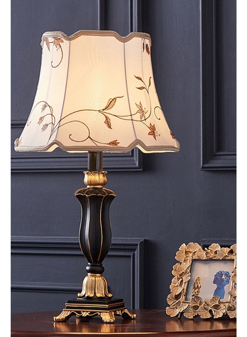 موندا مصباح طاولة كلاسيكي لغرفة المعيشة على الطراز الأوروبي - مصباح سرير عتيق فاخر بغطاء قماشي وقاعدة راتنجية منحوتة، إضاءة دافئة لغرفة النوم، سهل التركيب. - Image 1