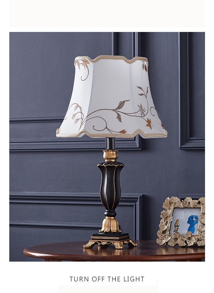 موندا مصباح طاولة كلاسيكي لغرفة المعيشة على الطراز الأوروبي - مصباح سرير عتيق فاخر بغطاء قماشي وقاعدة راتنجية منحوتة، إضاءة دافئة لغرفة النوم، سهل التركيب. - Image 4