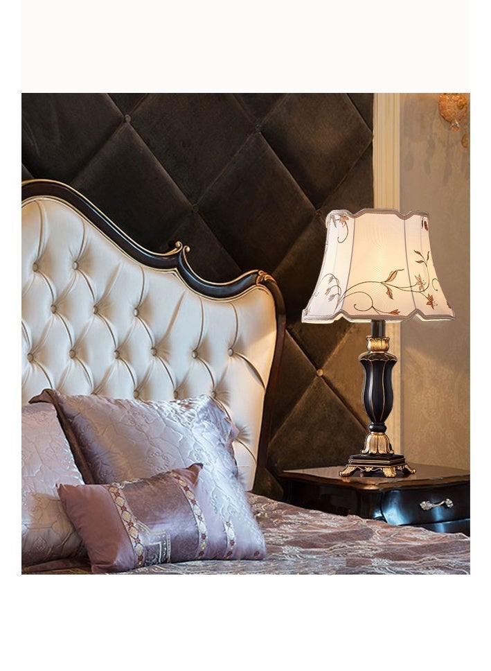 موندا مصباح طاولة كلاسيكي لغرفة المعيشة على الطراز الأوروبي - مصباح سرير عتيق فاخر بغطاء قماشي وقاعدة راتنجية منحوتة، إضاءة دافئة لغرفة النوم، سهل التركيب. - Image 3