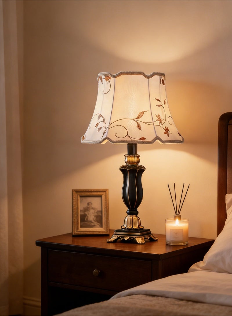 موندا مصباح طاولة كلاسيكي لغرفة المعيشة على الطراز الأوروبي - مصباح سرير عتيق فاخر بغطاء قماشي وقاعدة راتنجية منحوتة، إضاءة دافئة لغرفة النوم، سهل التركيب. - Image 2
