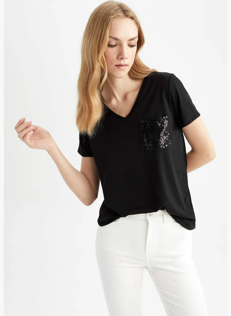 DeFacto Regular Fit V-Neck Short Sleeve Pocket Detailed T-Shirt
