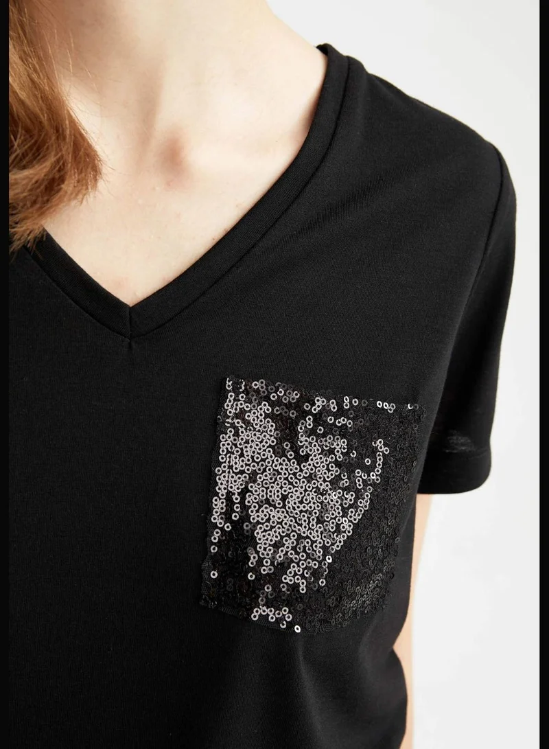 DeFacto Regular Fit V-Neck Short Sleeve Pocket Detailed T-Shirt