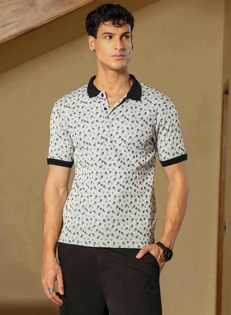 كامبوس سوترا تيشيرت بولو رجالي بنقشة الظل والبولكا بياقة بولو وأكمام قصيرة جاكار، بأزرار نصفية وحافة مستقيمة، بنقشة هندسية جاكار، مصنوع من قماش محبوك للاستخدام اليومي والكاجوال، باللون الأبيض الكريمي