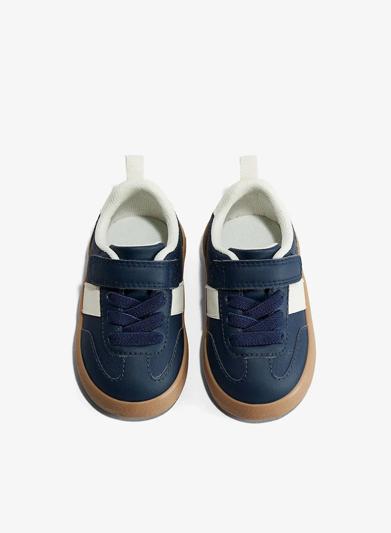 اتش اند ام حذاء رياضي